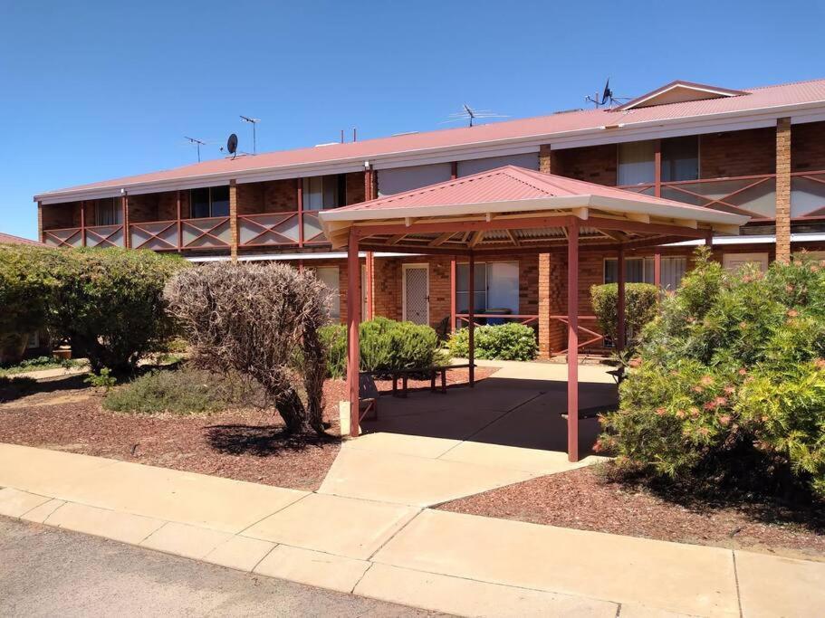 Cosy 2 Bedroom Unit In A Secure Gated Complex Kalgoorlie Exterior foto